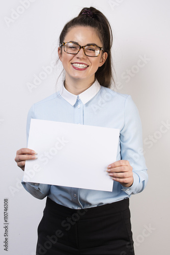 Młoda uśmiechnięta dziewczyna pokazująca informacje na karcie