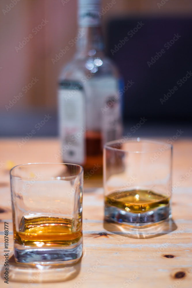 Whiskey auf rustikalem Holzuntergrund Whiskey auf rustikalem Holzuntergrund