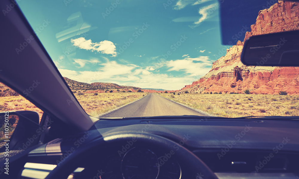 Φωτογραφία Vintage toned photo of a road taken from the front seat of a car, travel concept, USA