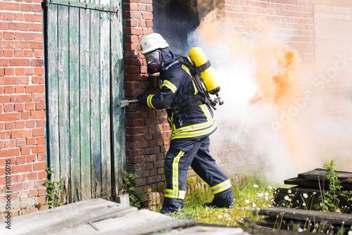 Feuerwehrmann im Einsatz am Brandherd