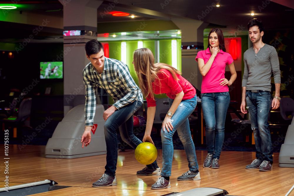 Obraz premium Cheerful friends at the bowling alley