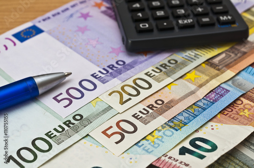 Taschenrechner und Eurogeldscheine