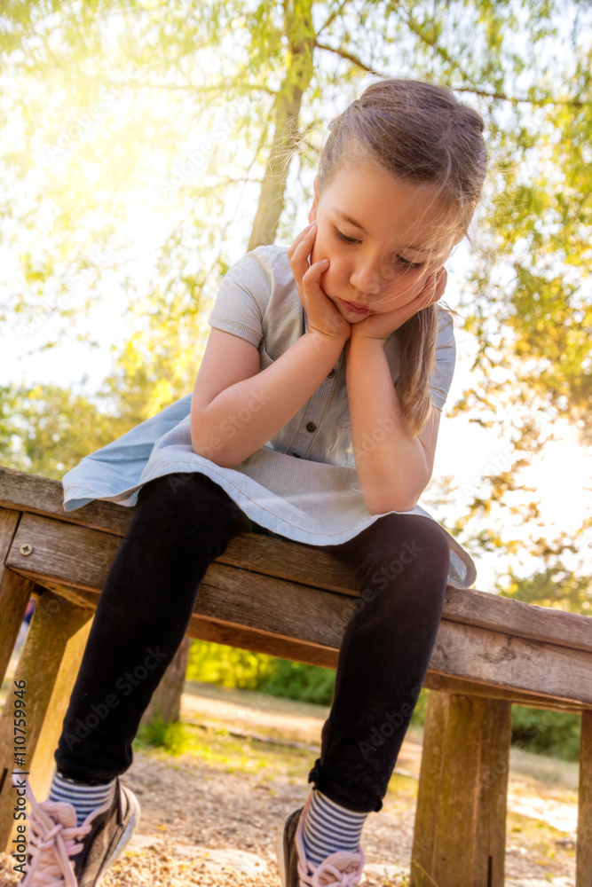 kind allein traurig StockFoto Adobe Stock