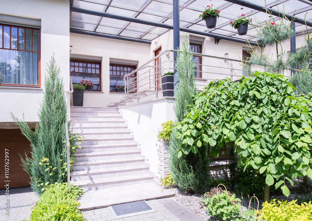 Obraz premium Stairs in front of residence