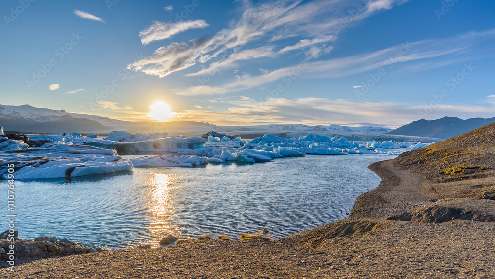 Scenic view of icebergs in glacier lagoon, Iceland - obrazy, fototapety, plakaty 
