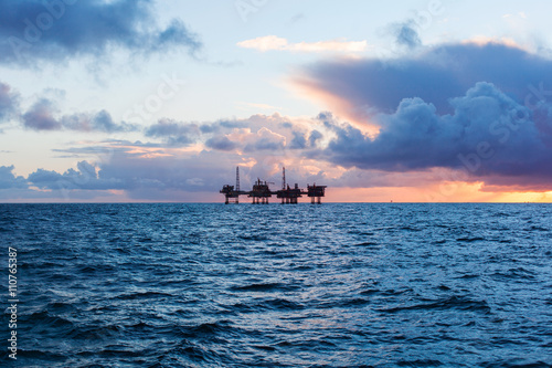 Quadro em tela Oil platform in Norway