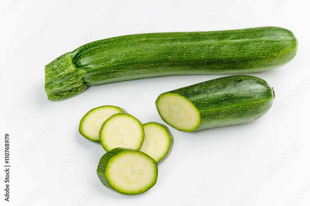Zucchine verdi su fondo bianco Zucchine verdi su fondo bianco