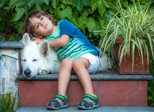 Dolce bimbo con cane photo