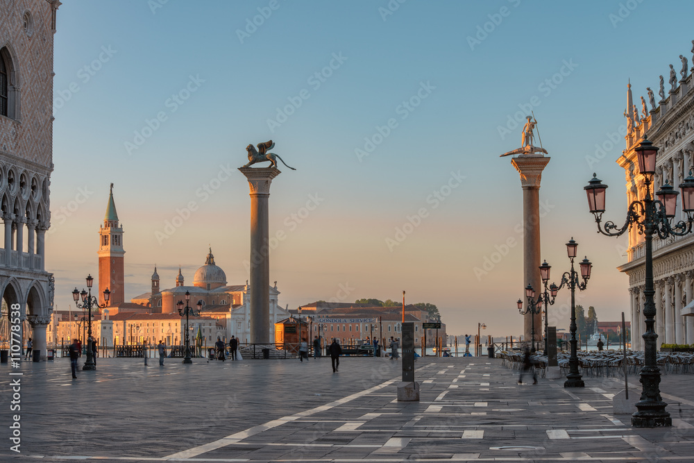 Obraz premium Markusplatz - Monolithsäulen bei Sonnenschein am morgen 