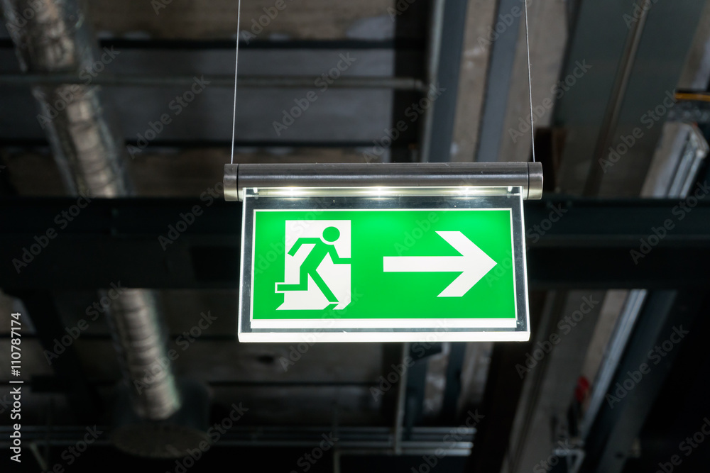 Schild Notausgang in einer Industrieanlage Schild Notausgang in einer Industrieanlage