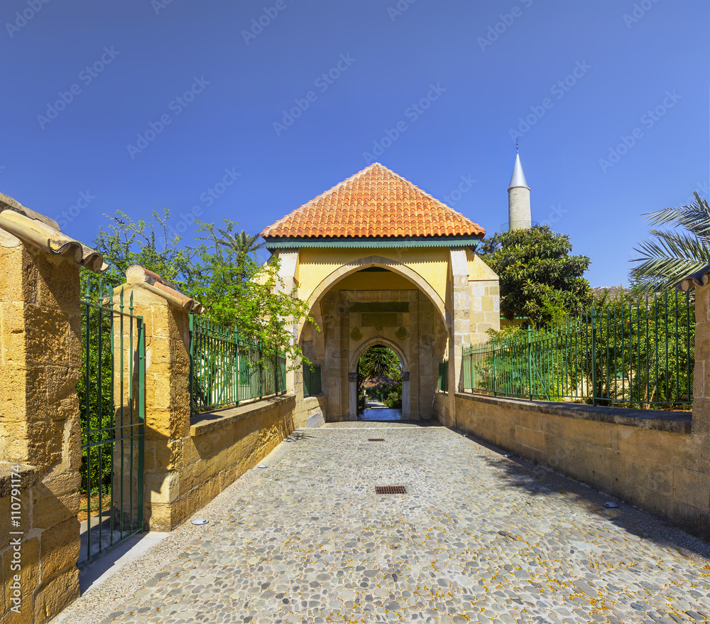 Foto de Entrance to the Hala Sultan Tekke. Hala Sultan Tekke or Mosque
