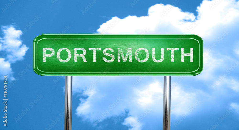 Obraz premium Portsmouth vintage green road sign with highlights