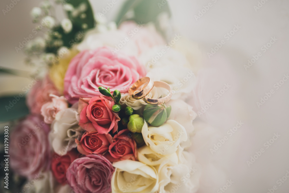 Obraz premium Pretty good wedding bouquet of various flowers with rings