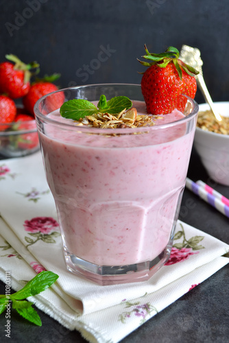 berry smoothies for breakfast with strawberries, oatmeal and alm