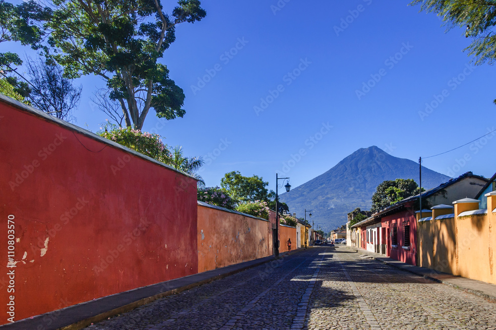 Obraz premium Agua volcano & colonial street, Antigua, Guatemala