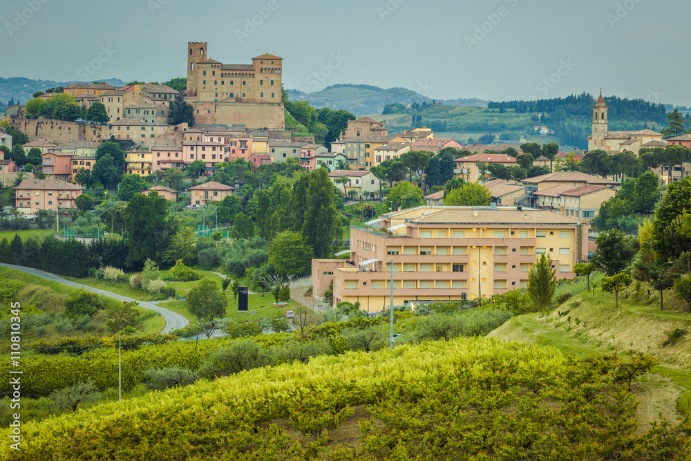 Obraz premium beautiful medieval village on a hilltop