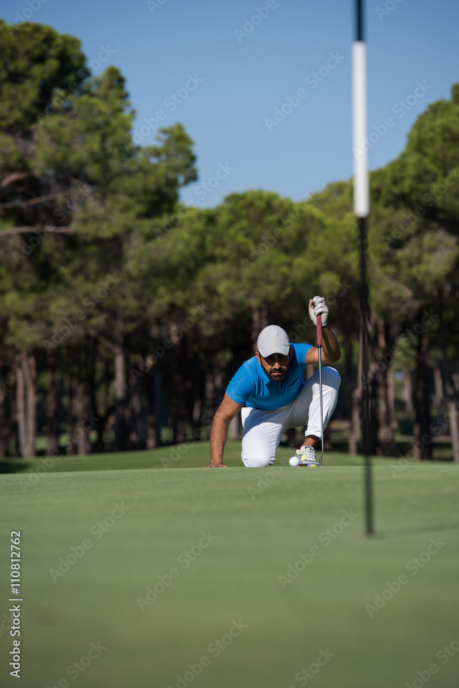 Fototapeta premium golf player aiming perfect shot