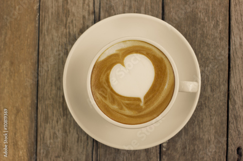 Fotografi Cup of hot latte art coffee.
