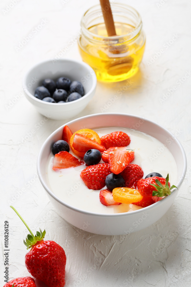 granola with yogurt and berry granola with yogurt and berry