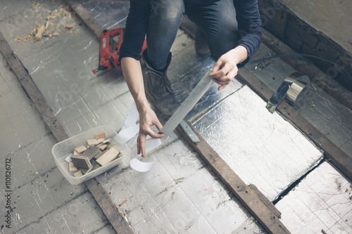Φωτογραφία Young woman insulating floor