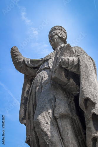 Statue of a pope © KYNA STUDIO