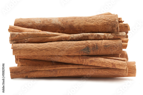 Vászonkép Raw Organic Cinnamon sticks (Cinnamomum verum) isolated on white background