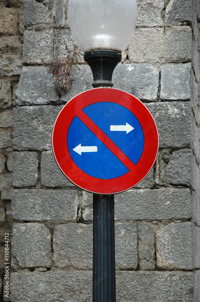 Gérone, Espagne, panneau interdiction de stationner des deux côtés