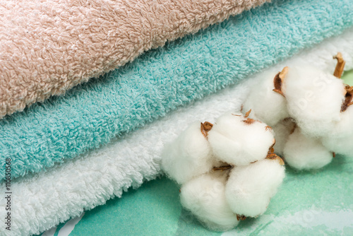 Stack of bath towels with cotton blossom © Manuel Findeis