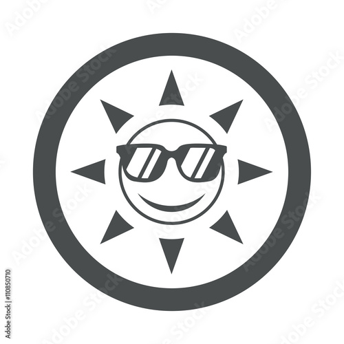 Icono plano sol con gafas de sol en circulo color gris