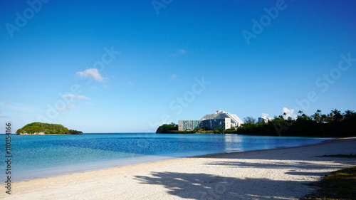 グアムタムニン地区のビーチとアルパット島と白い砂浜 とホテル