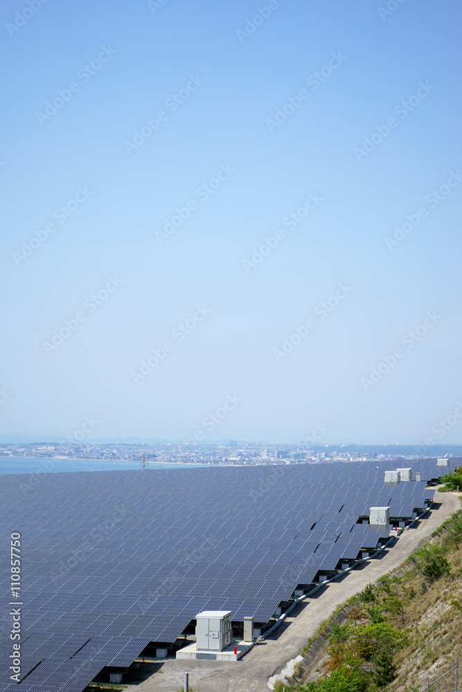 Obraz premium Solar panels in a large photovoltaic power plant