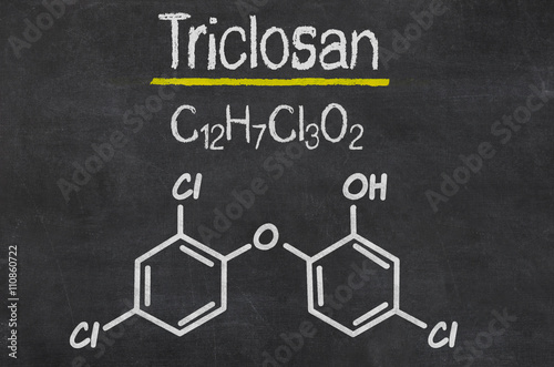 Schiefertafel mit der chemischen Formel von Triclosan