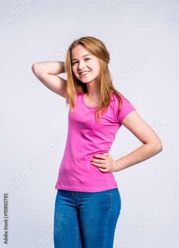 Girl in jeans and t-shirt, young woman, studio shot © Halfpoint