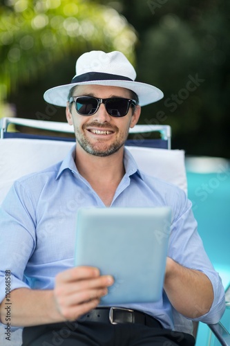 Smart man using digital tablet © WavebreakmediaMicro