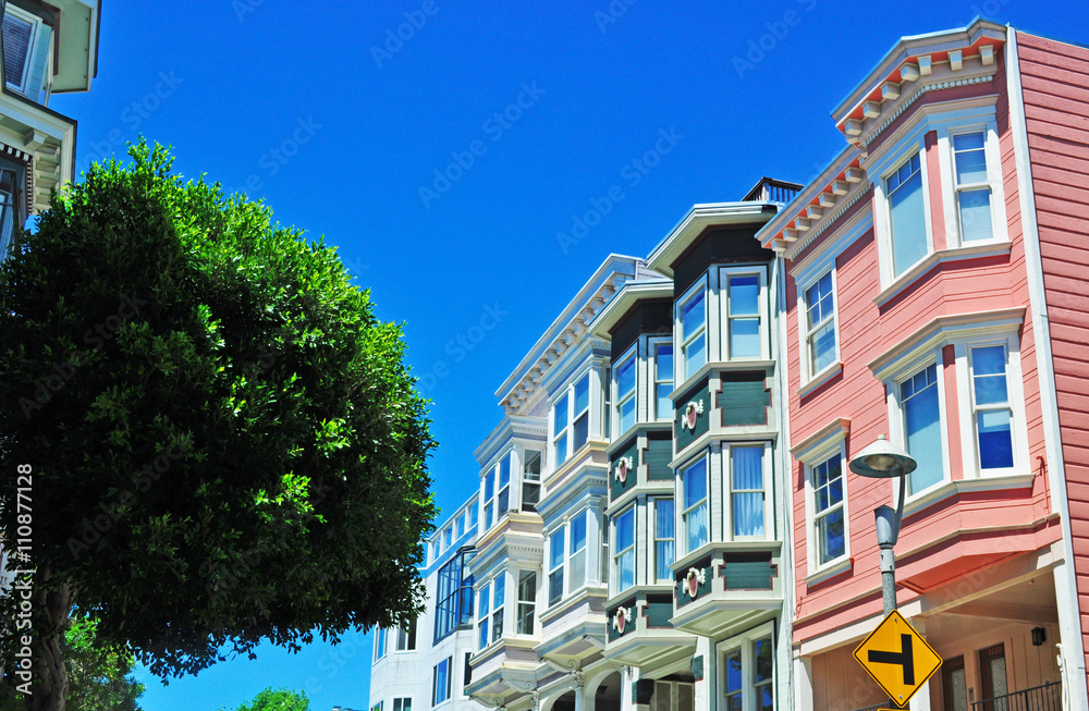 Naklejka premium San Francisco, California, Usa: una fila di case storiche il 7 giugno 2010. San Francisco è famosa nel mondo per le sue case edoardiane e vittoriane perfettamente conservate