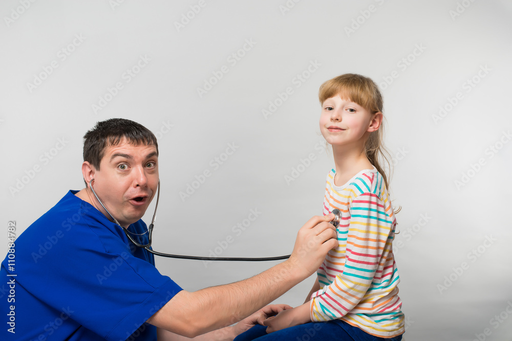 Obraz premium pediatrician examines a child