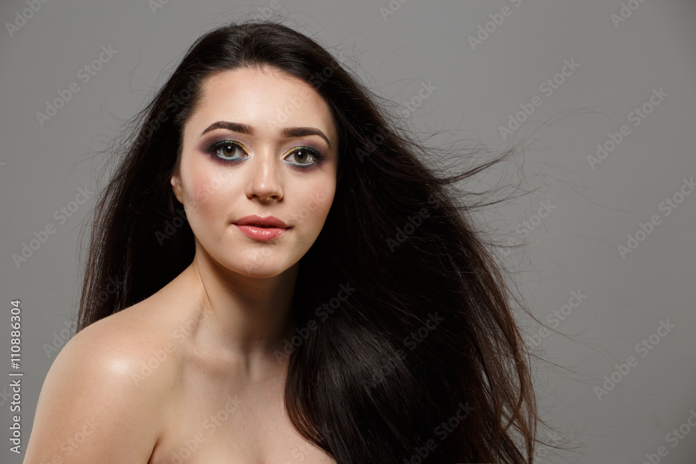 Naklejka premium Portret z bliska młoda piękna kobieta w studio