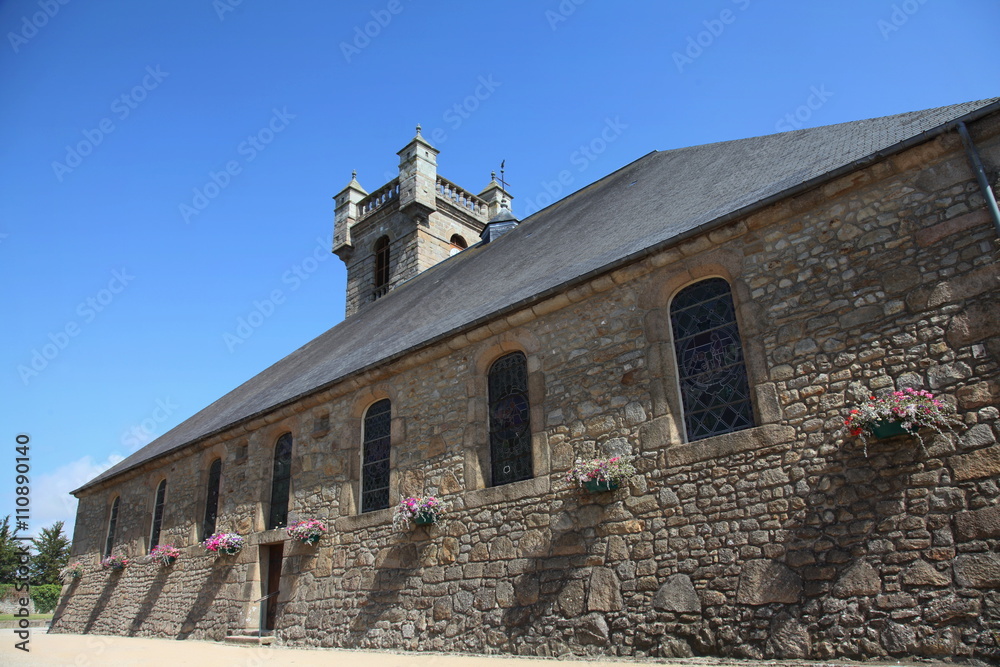 Façade de l'église de Saint-Pierre-Eglise.