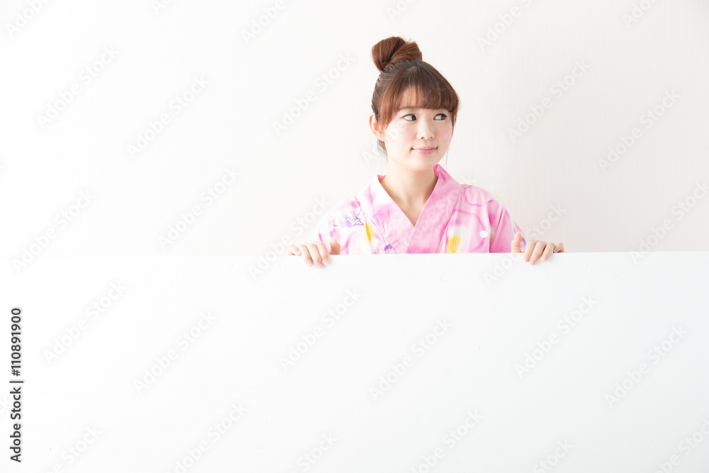 ボードを持つ浴衣の女性