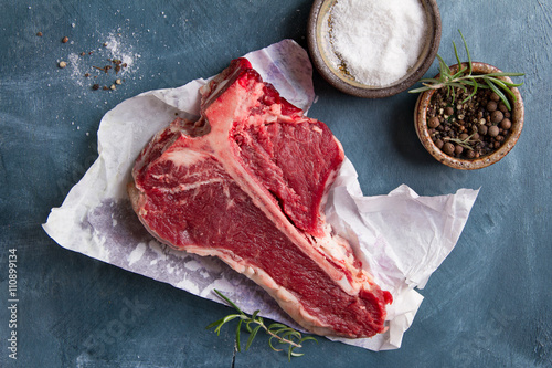 Fotografie Thick raw T-bone steak with seasoning
