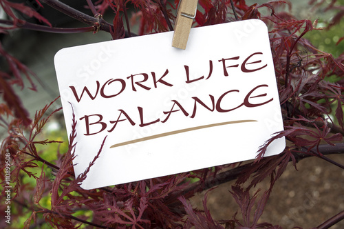 Roter japanischer Ahorn mit Karte und Taichi, Work-life Balance, Lebensqualität, OM und Buddha © Stockwerk-Fotodesign
