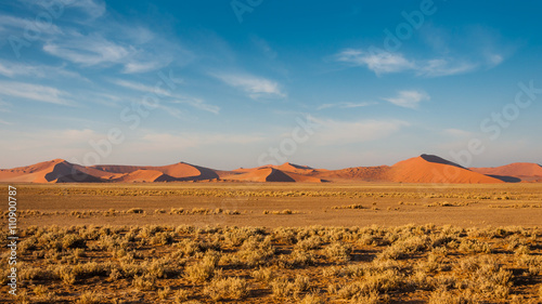 Rote Namibsand-D  nen von Sossusvlei  Namibia 