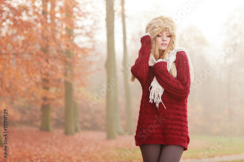 Portrait of pretty fashion woman in fur winter hat © Voyagerix