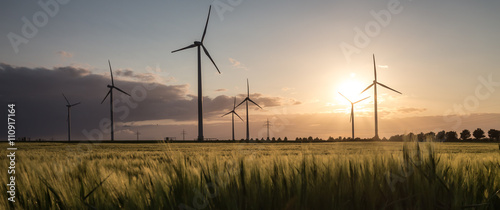 Fotografia wind turbine farm sundown