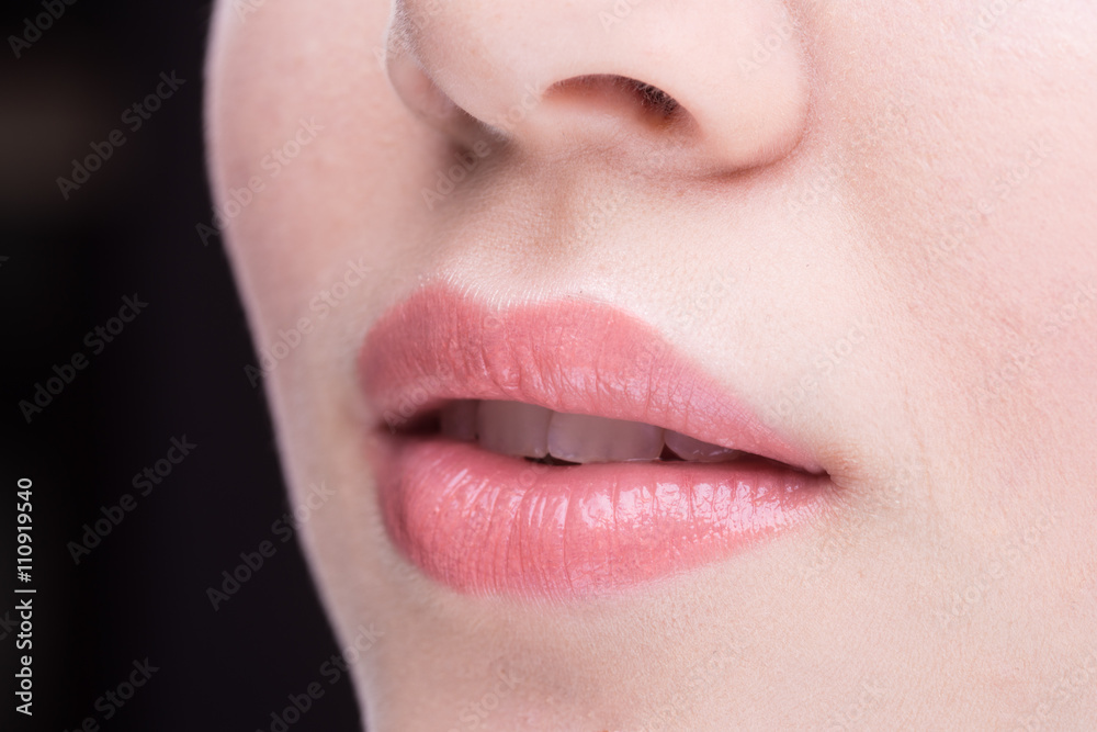 Labbra socchiuse di donna con rossetto rosa  chiaro,