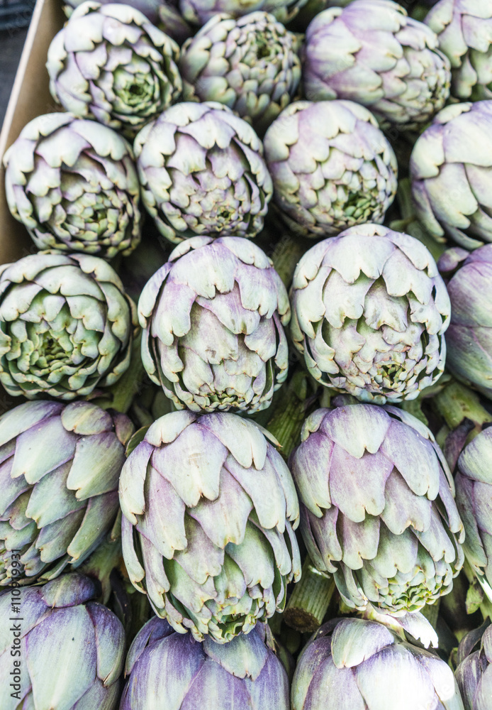 Obraz premium Perfect pattern of artichoke heads in a market in Paris France.
