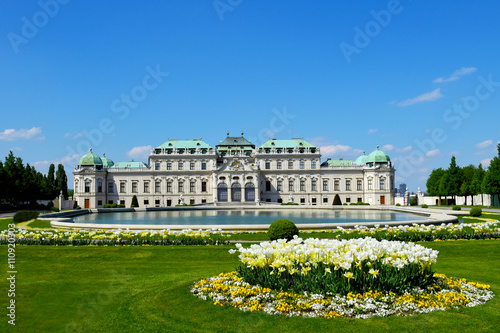 Wien Schloss Belvedere (Oberes Belvedere) im Frühling mit Tulpen