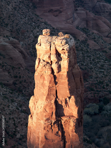 closeup view of the top of spider rock.