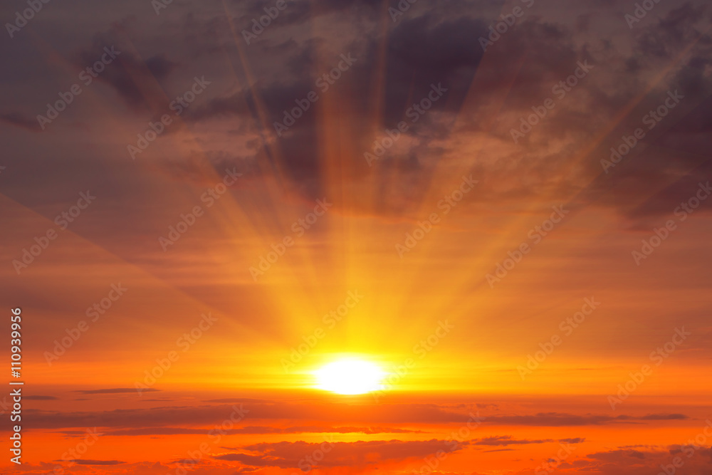 Fototapeta premium Ogniste pomarańczowe niebo zachód słońca. Piękne tło nieba.