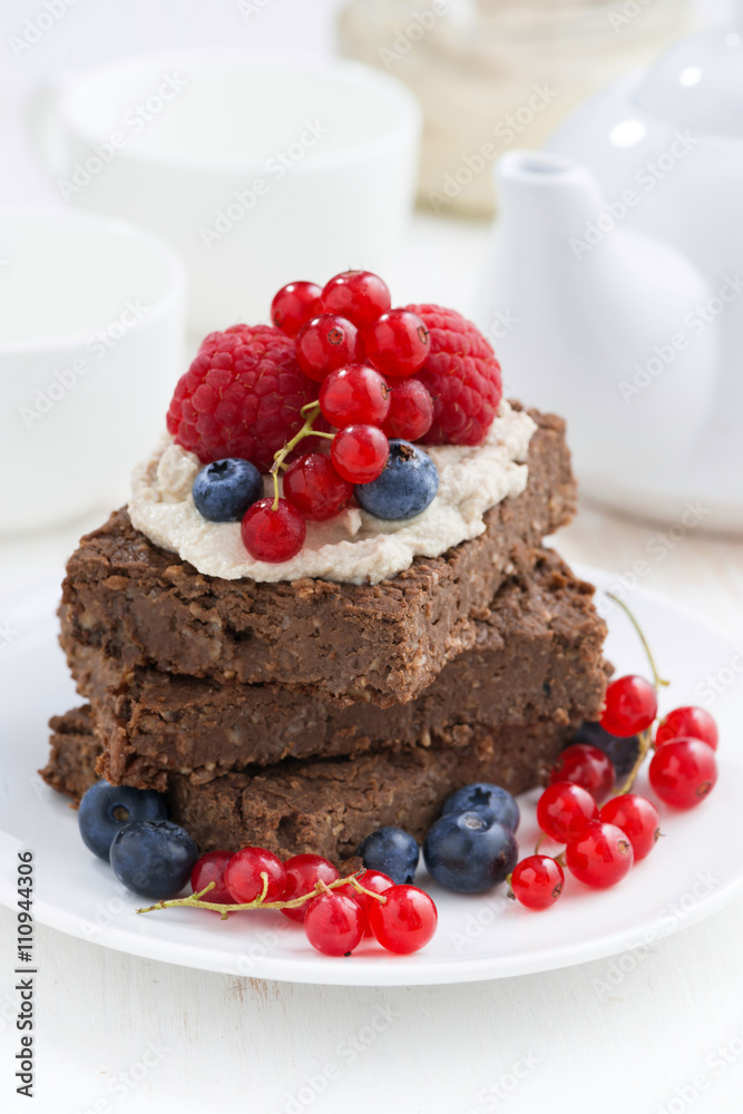 chocolate cake with berries, closeup chocolate cake with berries, closeup